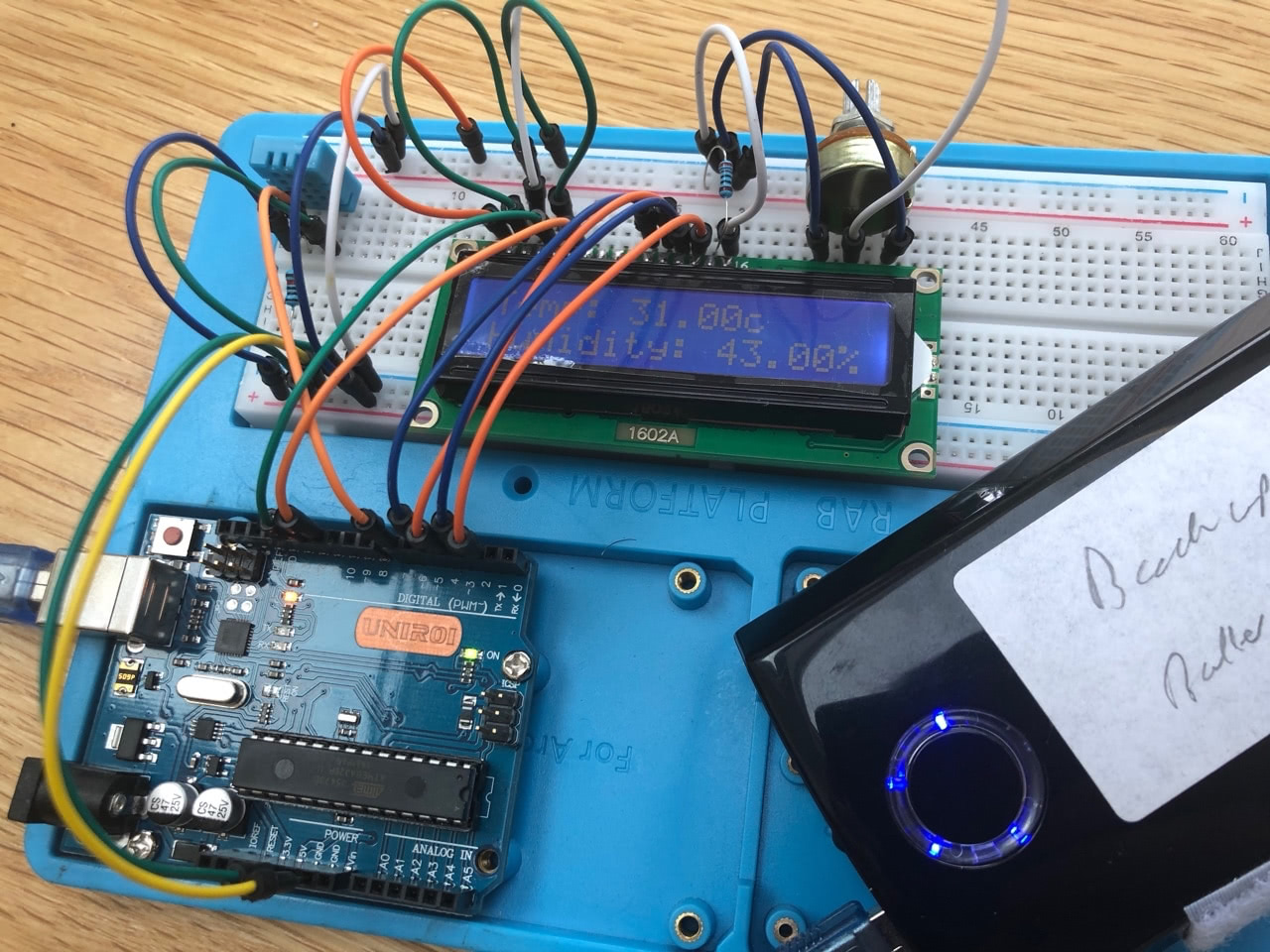 Breadboard with Arduino, DH-11 and LCD display showing the temperature & humidity
